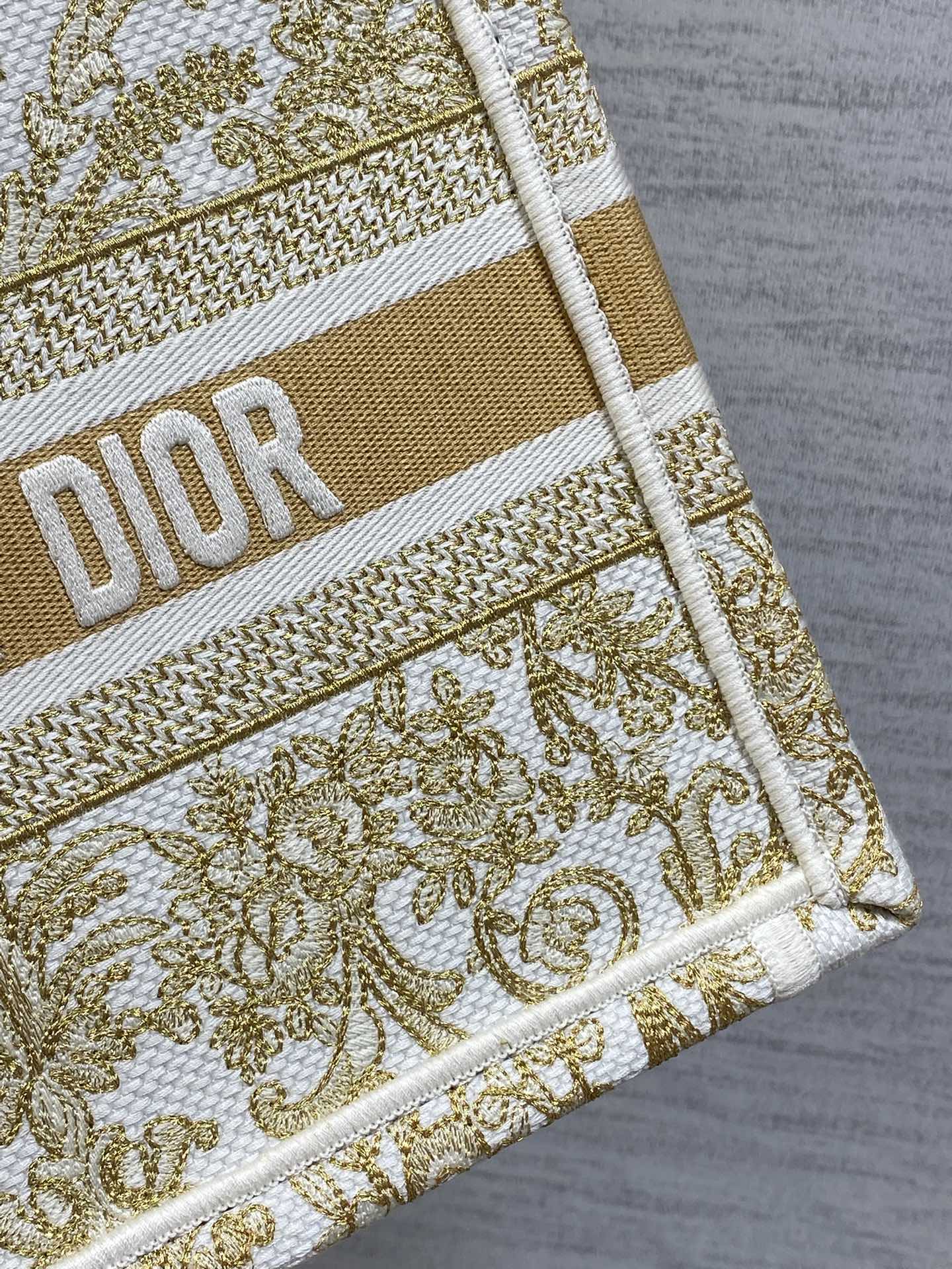 Dior Basic Bag Canvas Gold M-s
