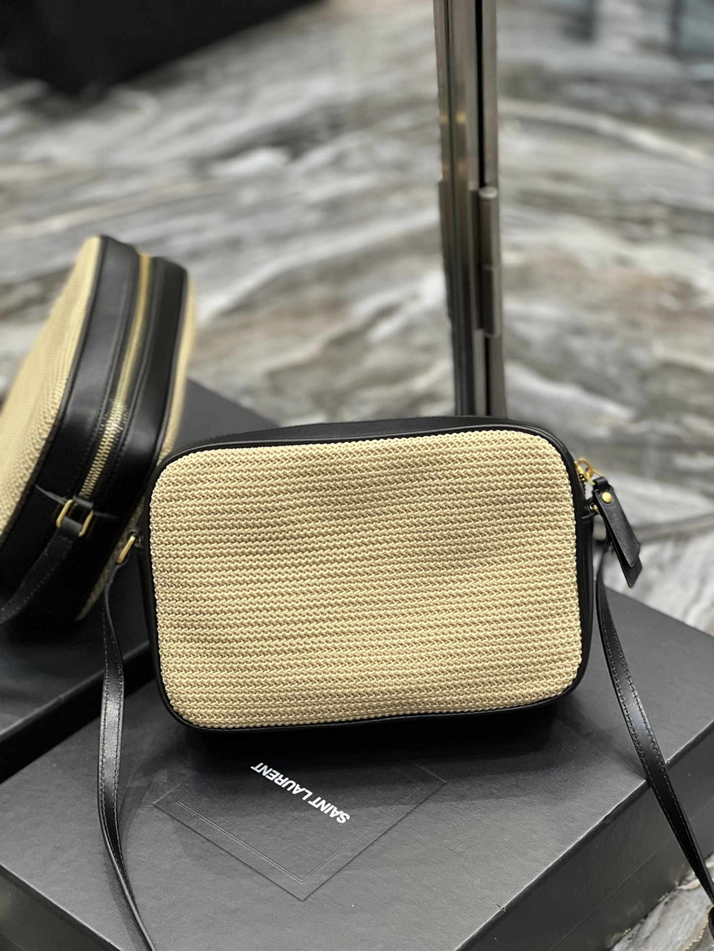 Basic Bag Cow Leather Black M
