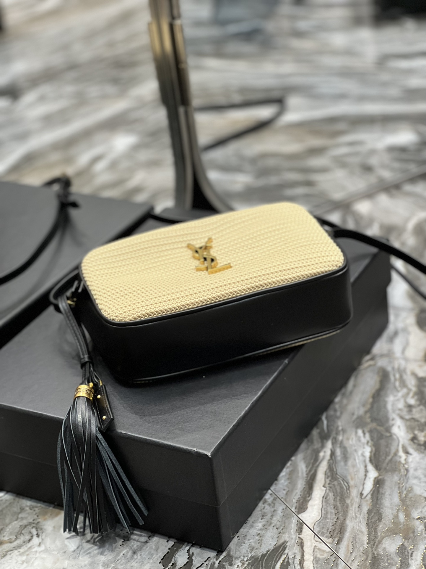 Basic Bag Cow Leather Black M