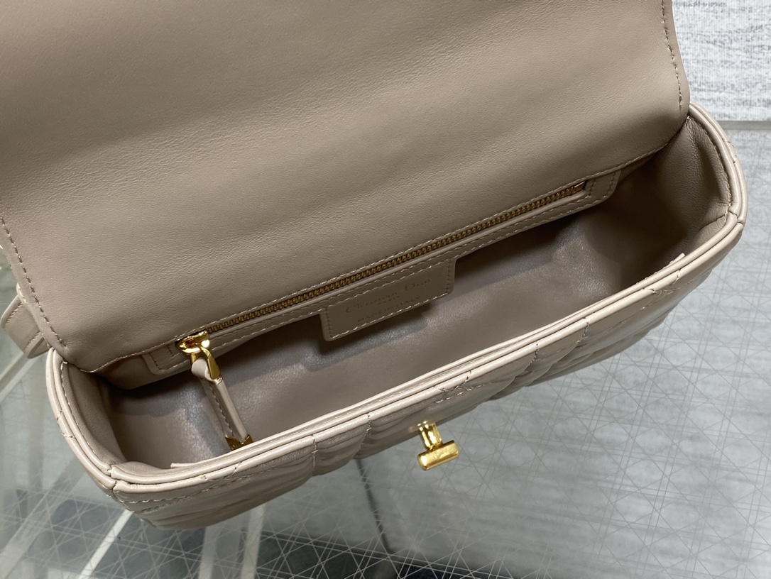 Basic Bag Cow Leather Gold M-s