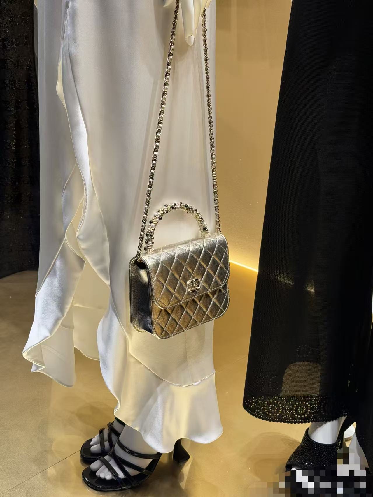 Chanel Basic Bag Black M-l