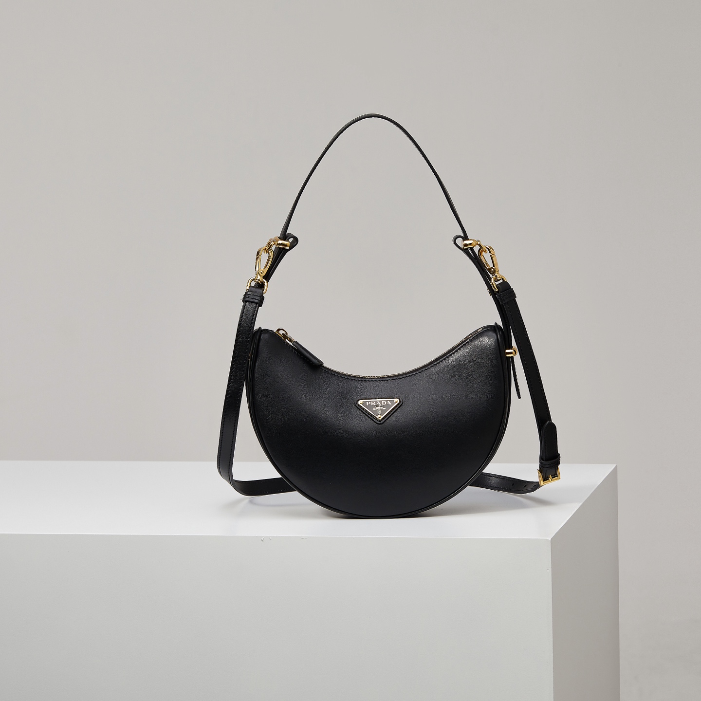 Prada Basic Bag Cow Leather Black M-s