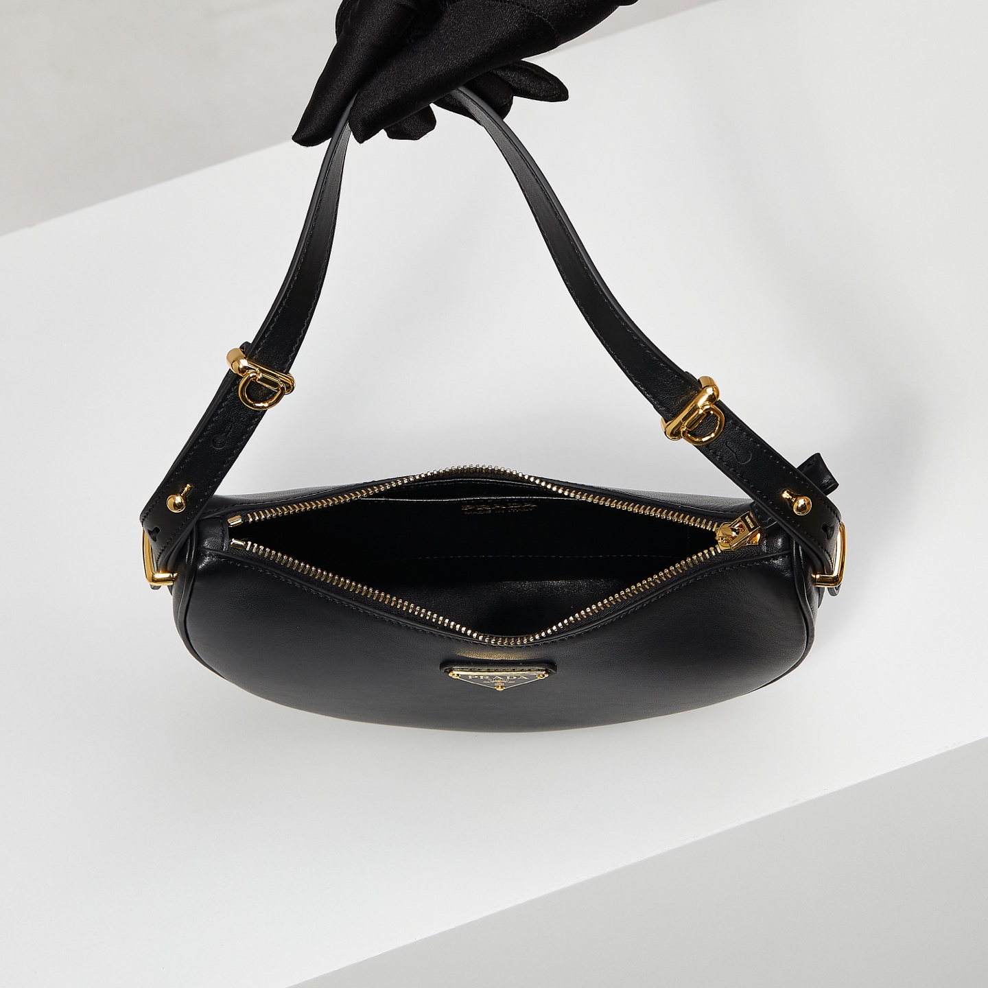 Prada Basic Bag Cow Leather Black M-s