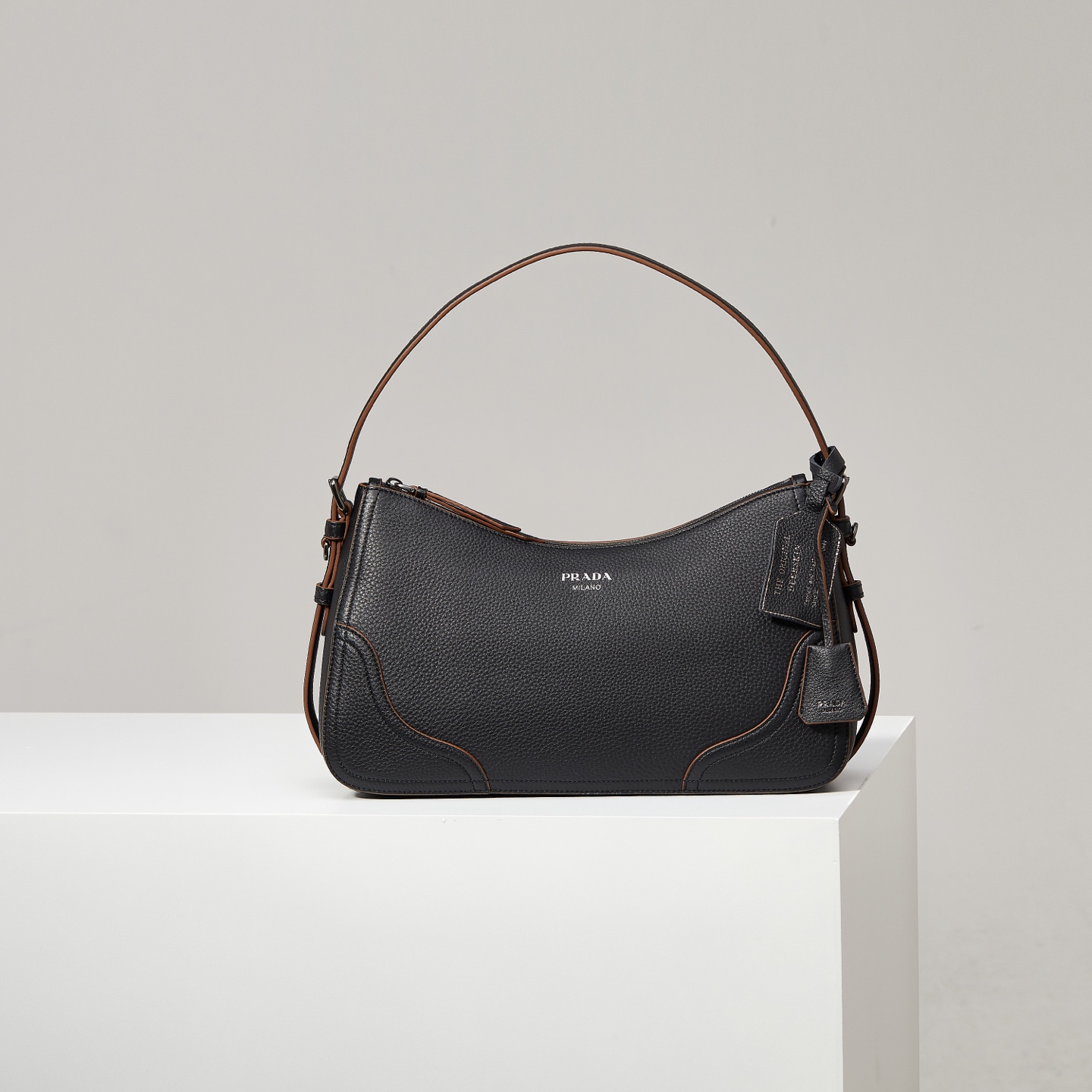 Prada Basic Bag Black M-11cm-s