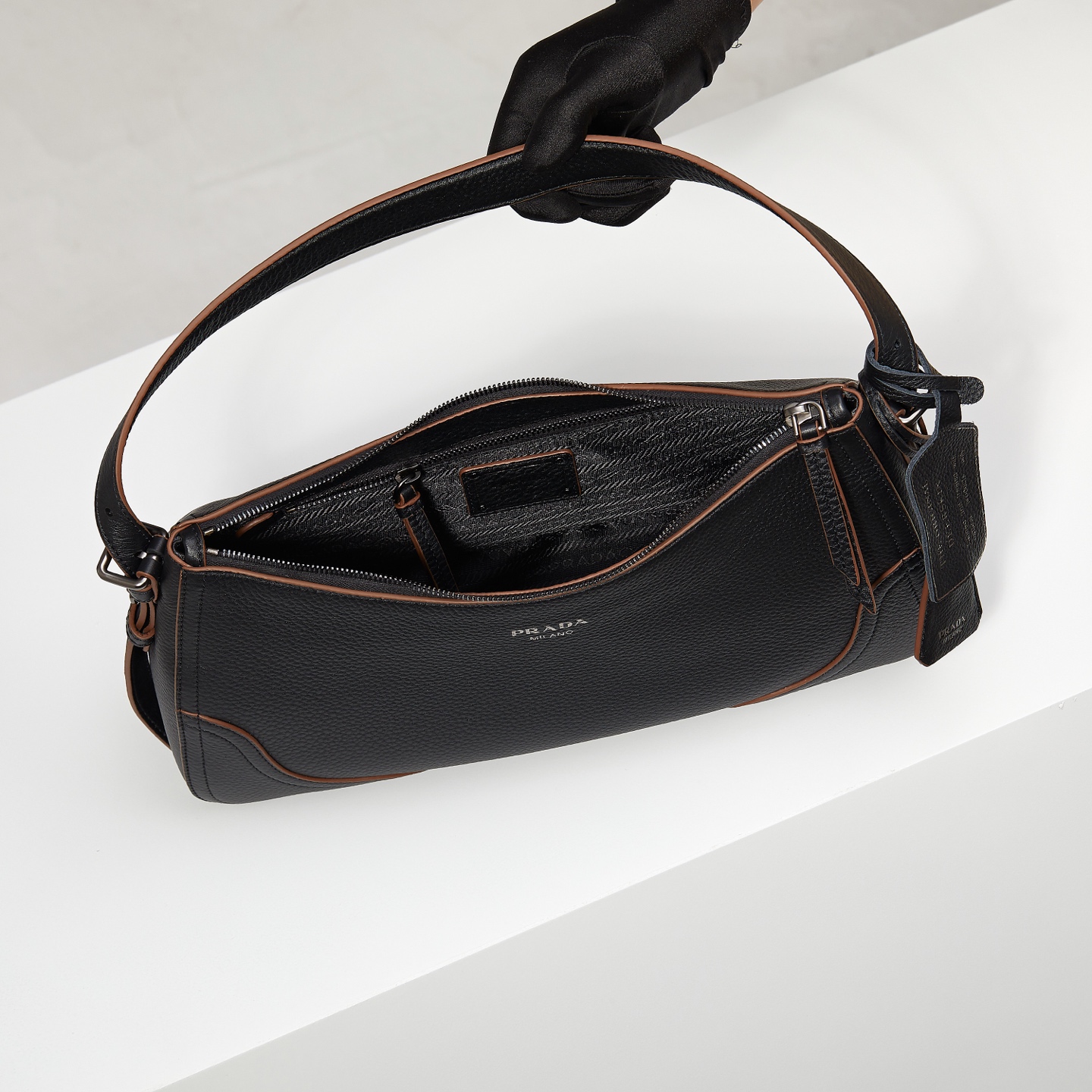 Prada Basic Bag Black M-11cm-s