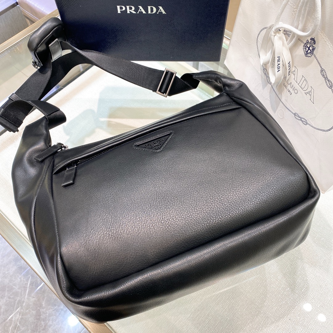 Prada Messenger Bag Cow Leather M-32cm-s