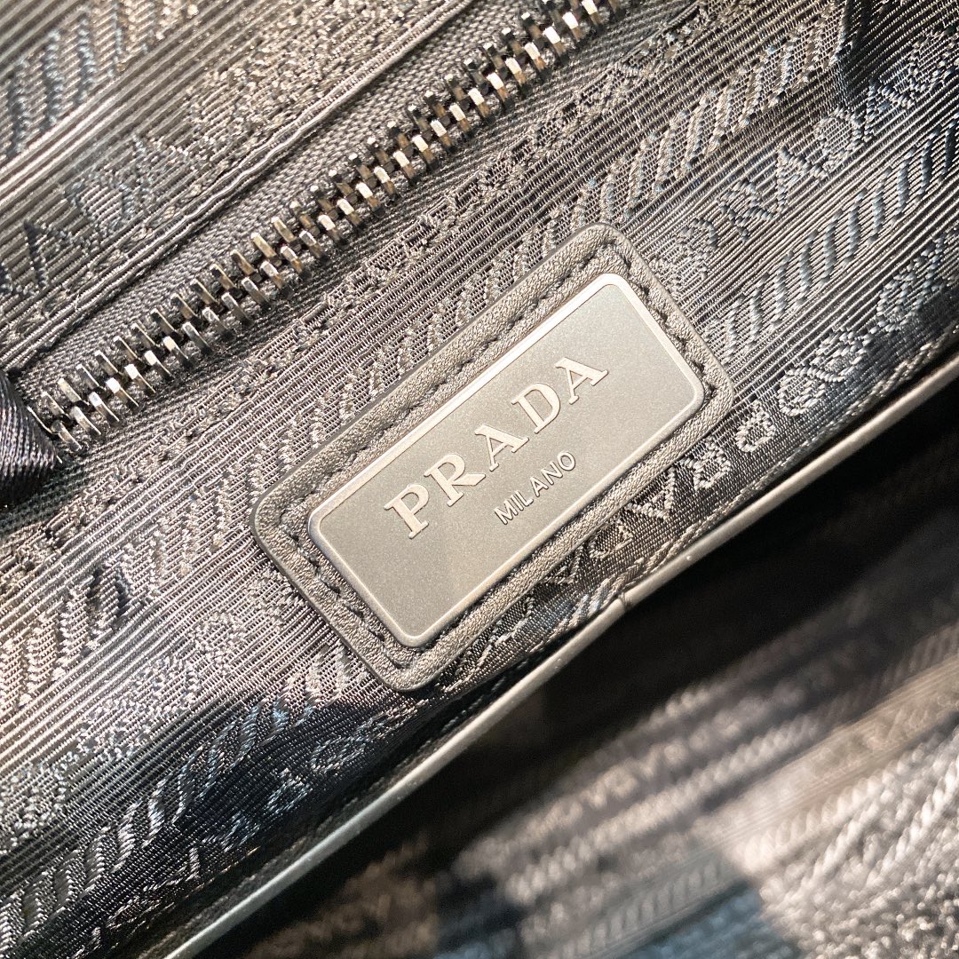 Prada Messenger Bag Cow Leather M-32cm-s