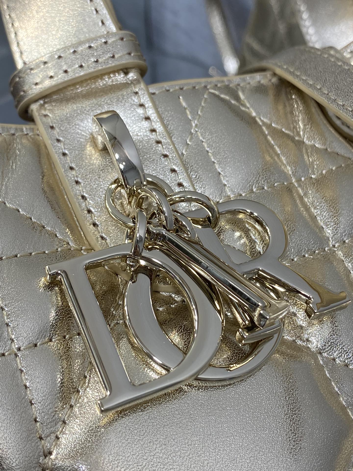 Basic Bag Cow Leather Gold Foldable 21cm-s