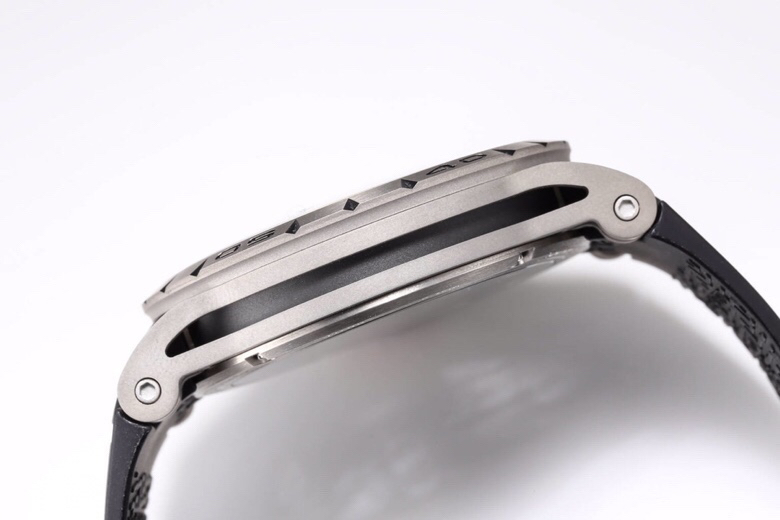 Roger Dubuis ,bbr Titaniumwatch Case. :rddbex0479 Mechanical .watch Casediameter45 mm ,thickness13.5 Rd505sqmanual Windingmovement,movement Original movement: :50 Dial: Dial,luminouswatch Markers, Dlc Hands Luminous Crystal: Strap: Rd505sqmanual Windingmo