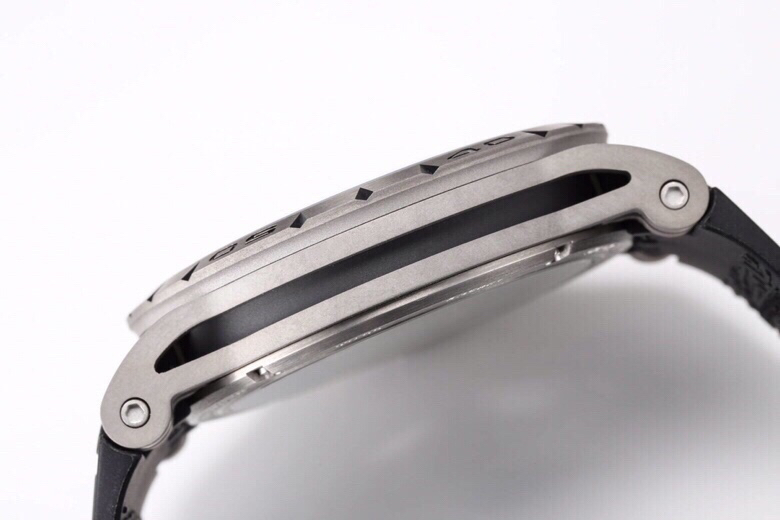 Roger Dubuis ,bbr Titaniumwatch Case. :rddbex0479 Mechanical .watch Casediameter45 mm ,thickness13.5 Rd505sqmanual Windingmovement,movement Original movement: :50 Dial: Dial,luminouswatch Markers, Dlc Hands Luminous Crystal: Strap: Rd505sqmanual Windingmo