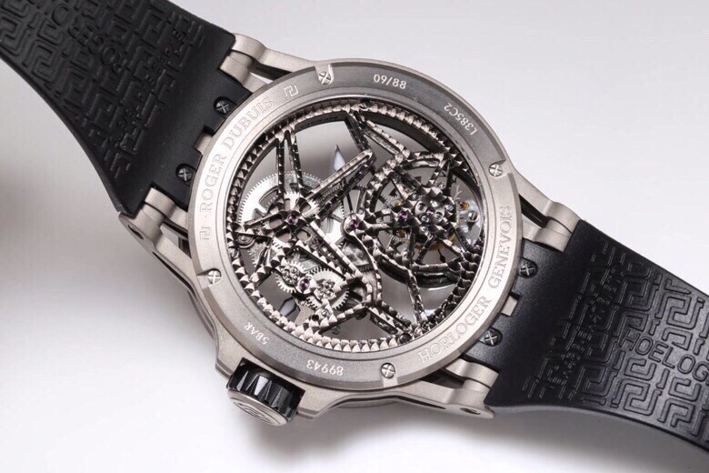 Roger Dubuis ,bbr Titaniumwatch Case. :rddbex0479 Mechanical .watch Casediameter45 mm ,thickness13.5 Rd505sqmanual Windingmovement,movement Original movement: :50 Dial: Dial,luminouswatch Markers, Dlc Hands Luminous Crystal: Strap: Rd505sqmanual Windingmo