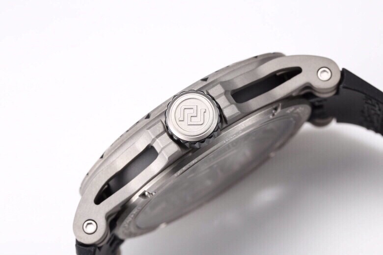 Roger Dubuis ,bbr Titaniumwatch Case. :rddbex0479 Mechanical .watch Casediameter45 mm ,thickness13.5 Rd505sqmanual Windingmovement,movement Original movement: :50 Dial: Dial,luminouswatch Markers, Dlc Hands Luminous Crystal: Strap: Rd505sqmanual Windingmo