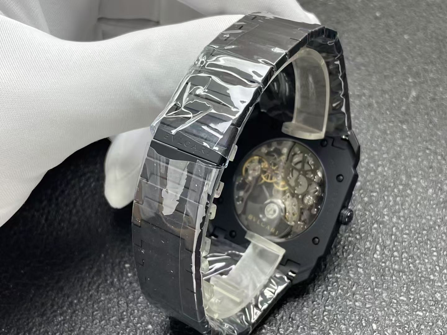 Bulgari Bv Octo Finissimo Gram 1 Size:40 mm 2 Thickness:7 3 Watch Case: Titanium 4 Crystal: 5 Dial: 6 Steel Strap: 7 Ceramic 8 Movement: Mechanicalmovement