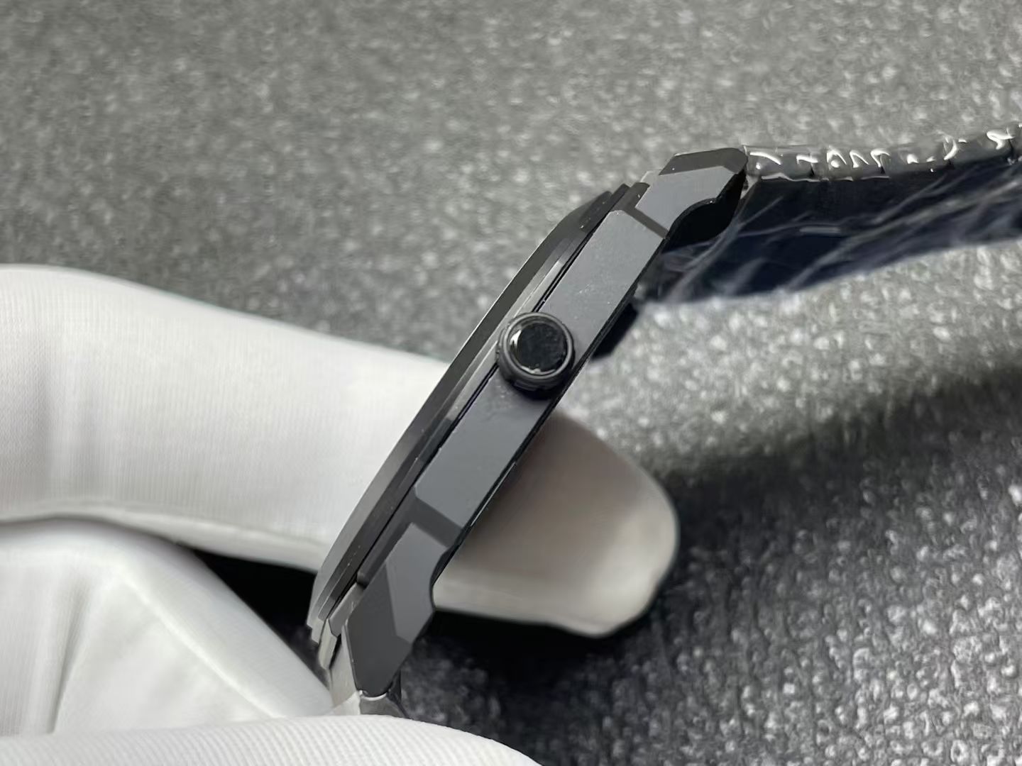 Bulgari Bv Octo Finissimo Gram 1 Size:40 mm 2 Thickness:7 3 Watch Case: Titanium 4 Crystal: 5 Dial: 6 Steel Strap: 7 Ceramic 8 Movement: Mechanicalmovement