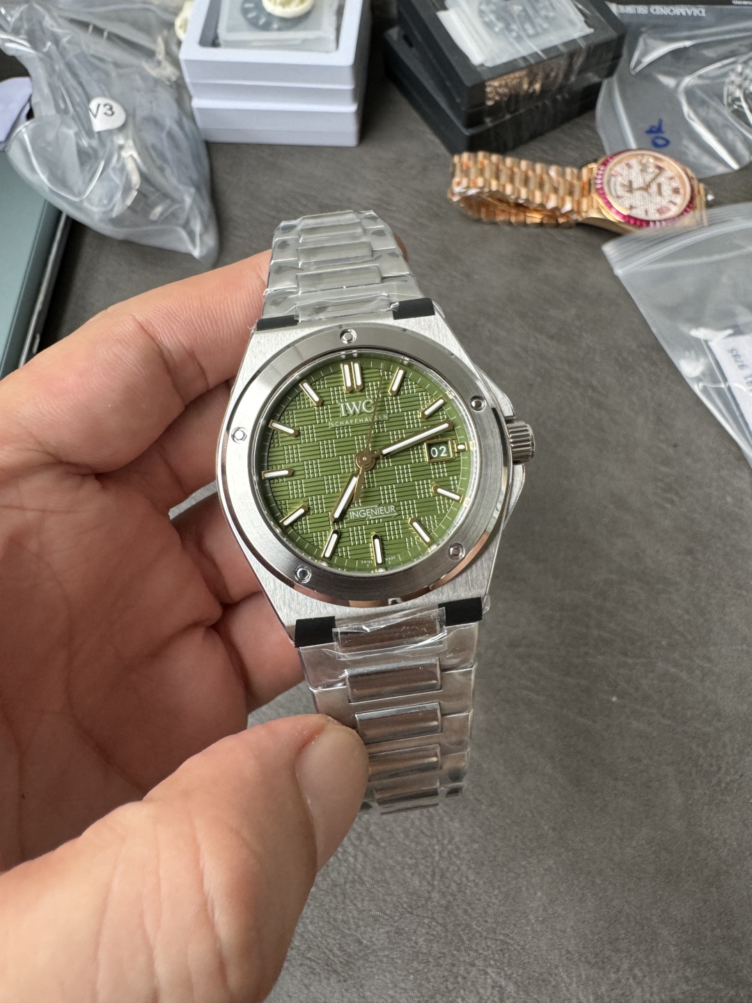 Iwc V7 Ingenieur 2023 Watches Wonders Geneva Gérald Genta 1970 Ref. 40 mm Watch Case .thickness 7 5 H Dial Sl Markers Luminous 70 ,3 ,6 Originalsteel Strapmold Opening, Original, 100 V7 Sw300 movement, V7 2892 V7