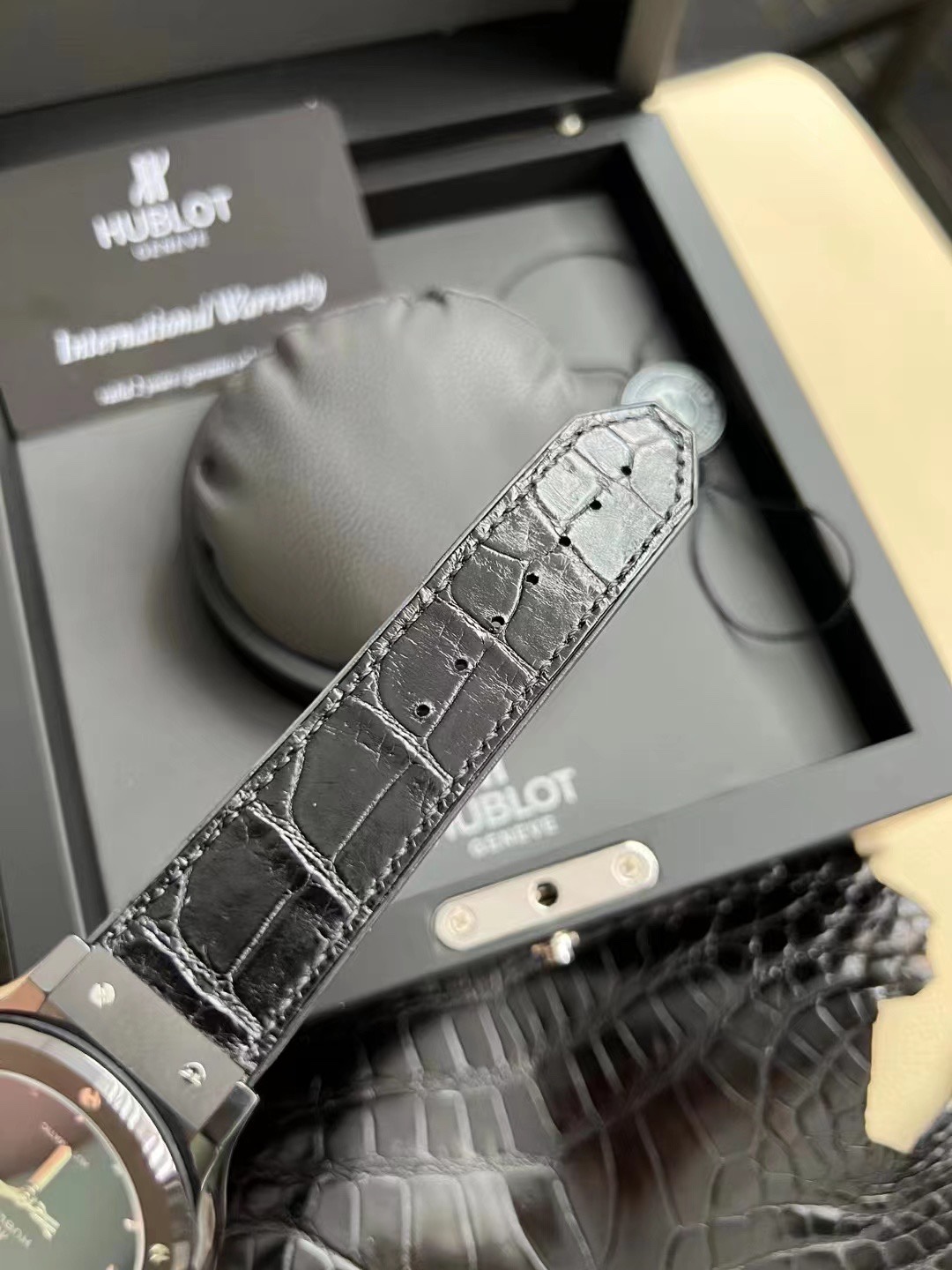 Jjz Hublothublot Classic Fusion cm.jjz Ceramic 3 Original 100 Mechanical 42 ,sizediameter42 mm 6 H Titanium Watch Strap Originalmold Opening Logo Originalseiko Iptitanium Dial 4 Movementhub1110 Movement Sw300-1, 2892 Hublot Attar United Limited Edition