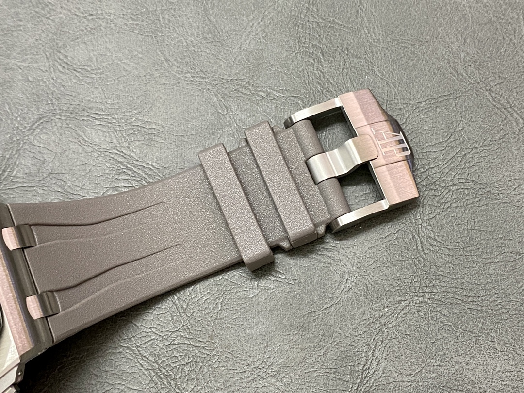 Audemars Piguet Apf Piguetap26400 44 mm diameter ,chronograph Cal.3126 movement