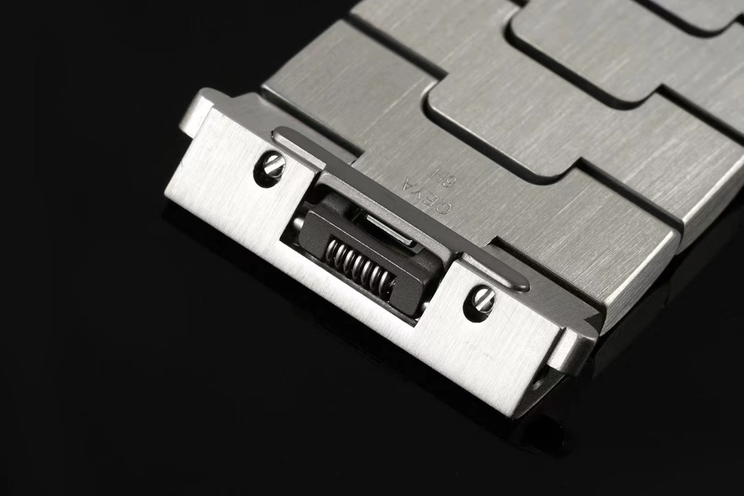 Cartier Bv -cartiersantos 1 :sapphire Crystalwatch Crystal 2 Watch Strap: 3 Case: ,adlc 4 5 Dial: 6 Size:5x39.8x9.38 mm 7 Movement: 9019