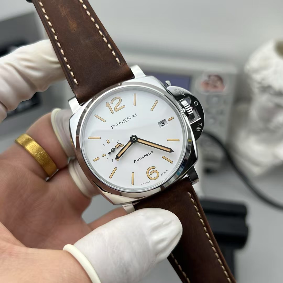 Panerai Vs Panerai/pam1046/42 mm P.900