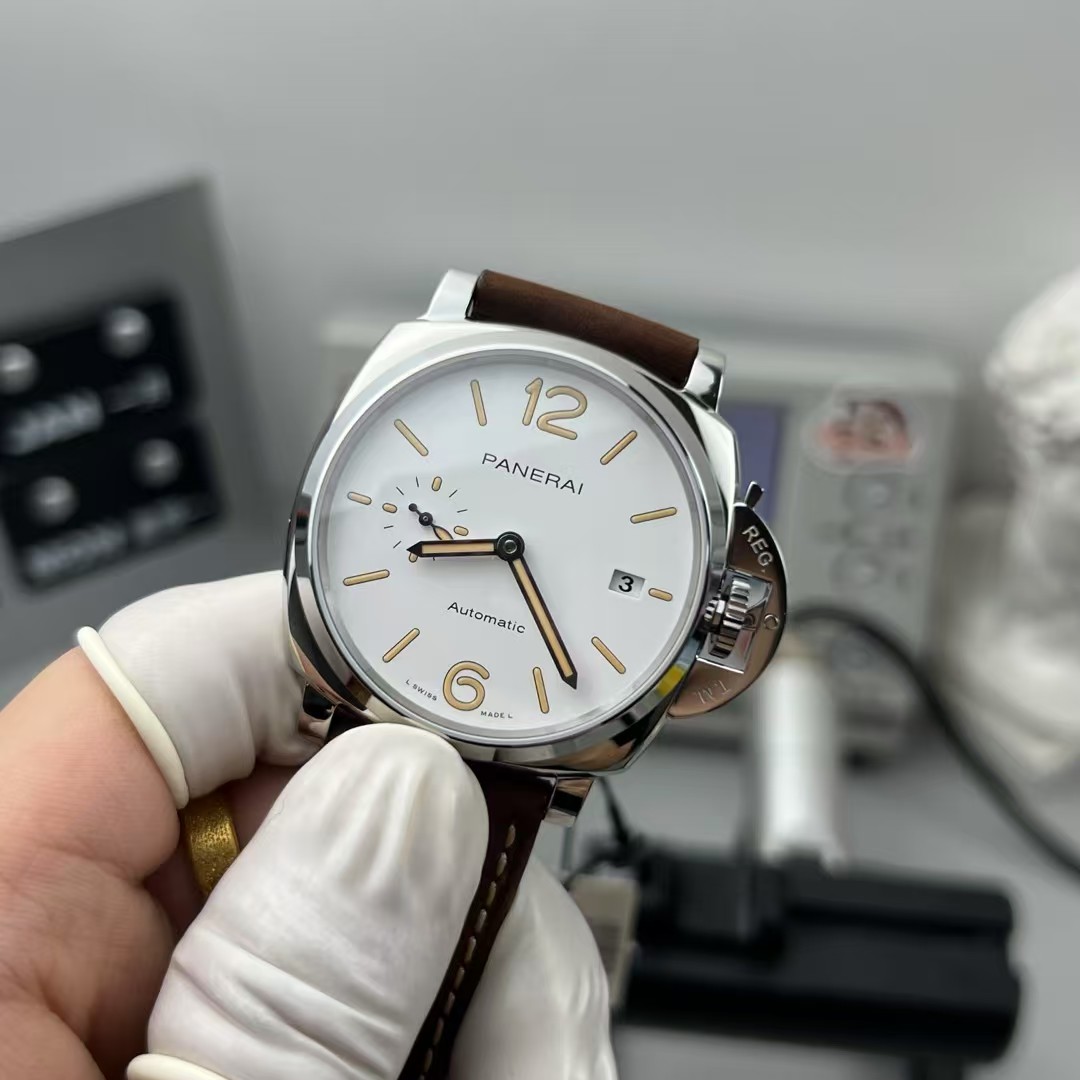 Panerai Vs Panerai/pam1046/42 mm P.900