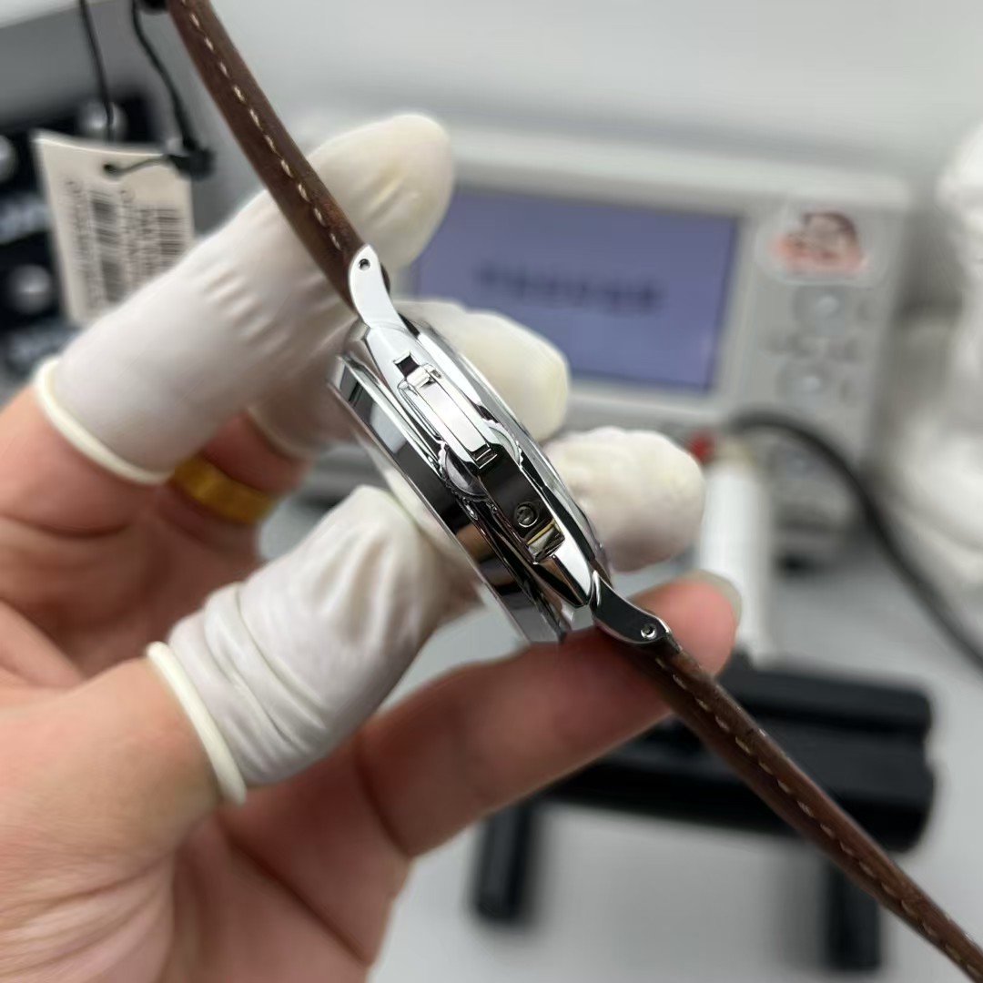 Panerai Vs Panerai/pam1046/42 mm P.900