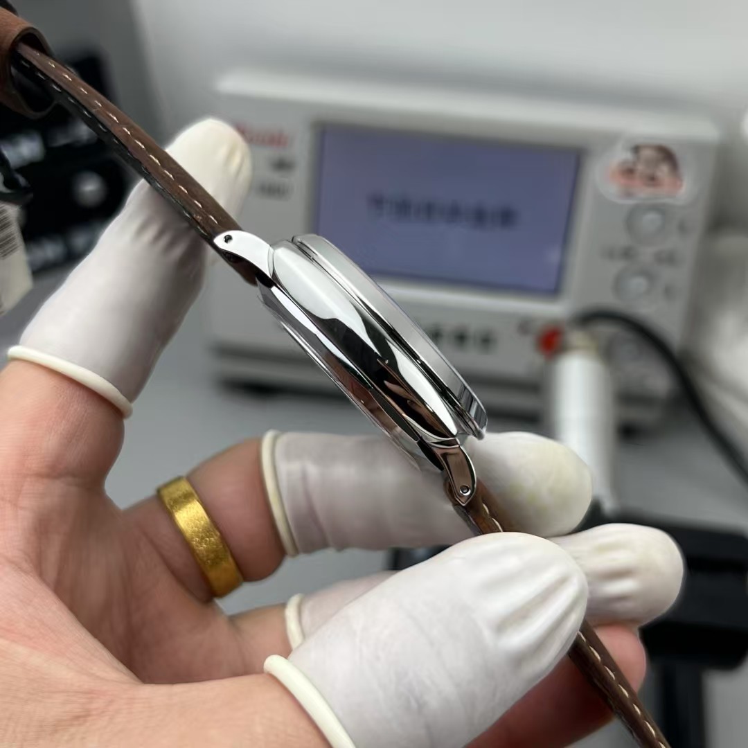 Panerai Vs Panerai/pam1046/42 mm P.900