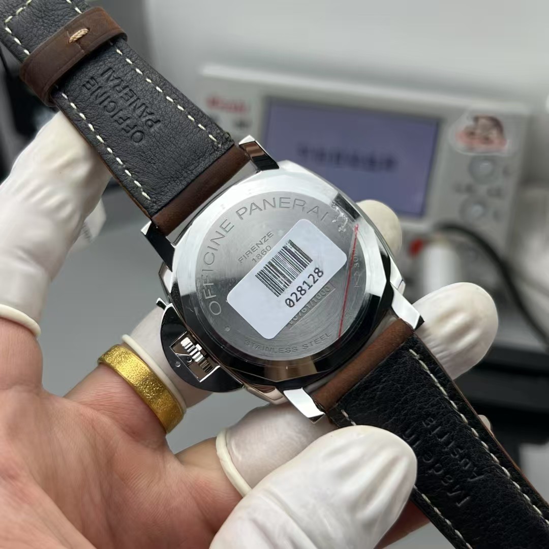 Panerai Vs Panerai/pam1046/42 mm P.900