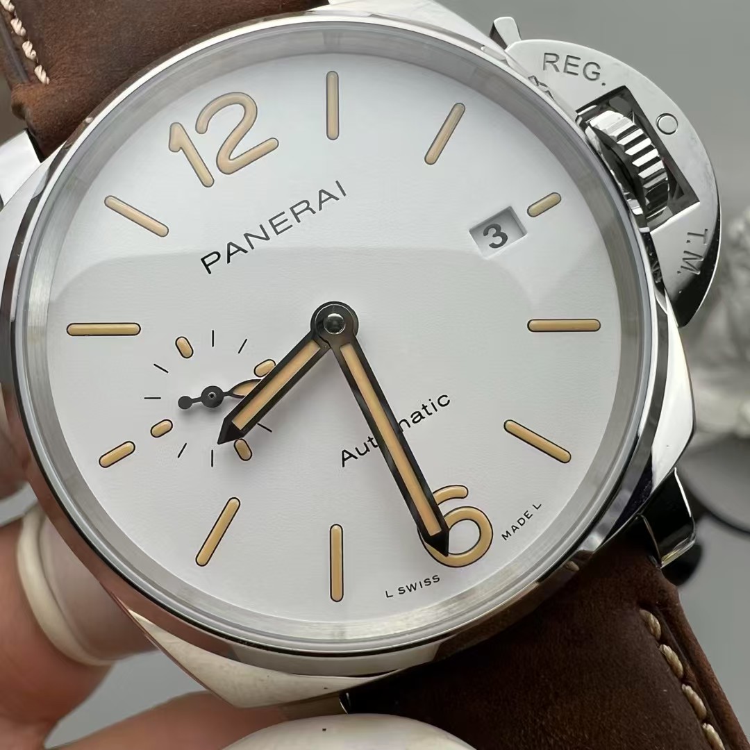 Panerai Vs Panerai/pam1046/42 mm P.900
