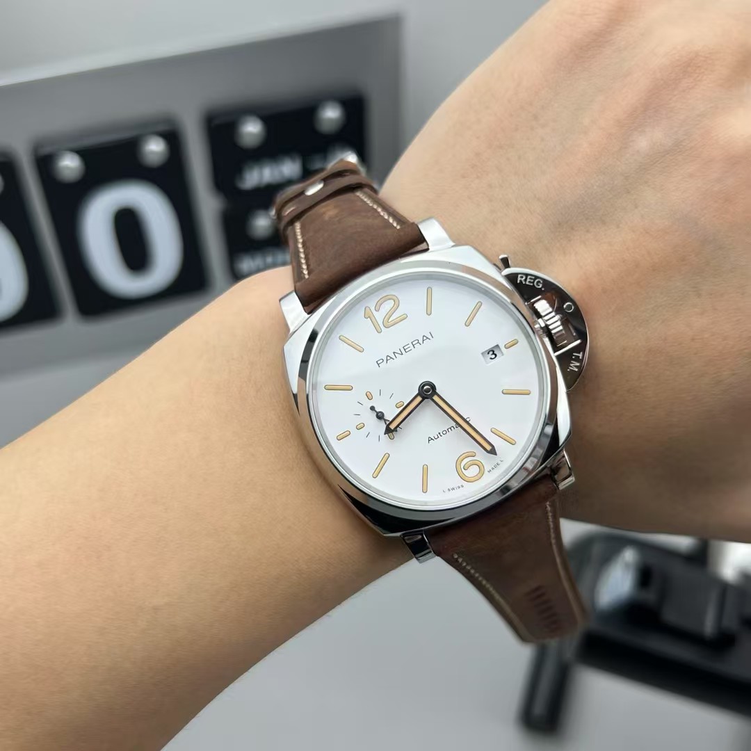 Panerai Vs Panerai/pam1046/42 mm P.900