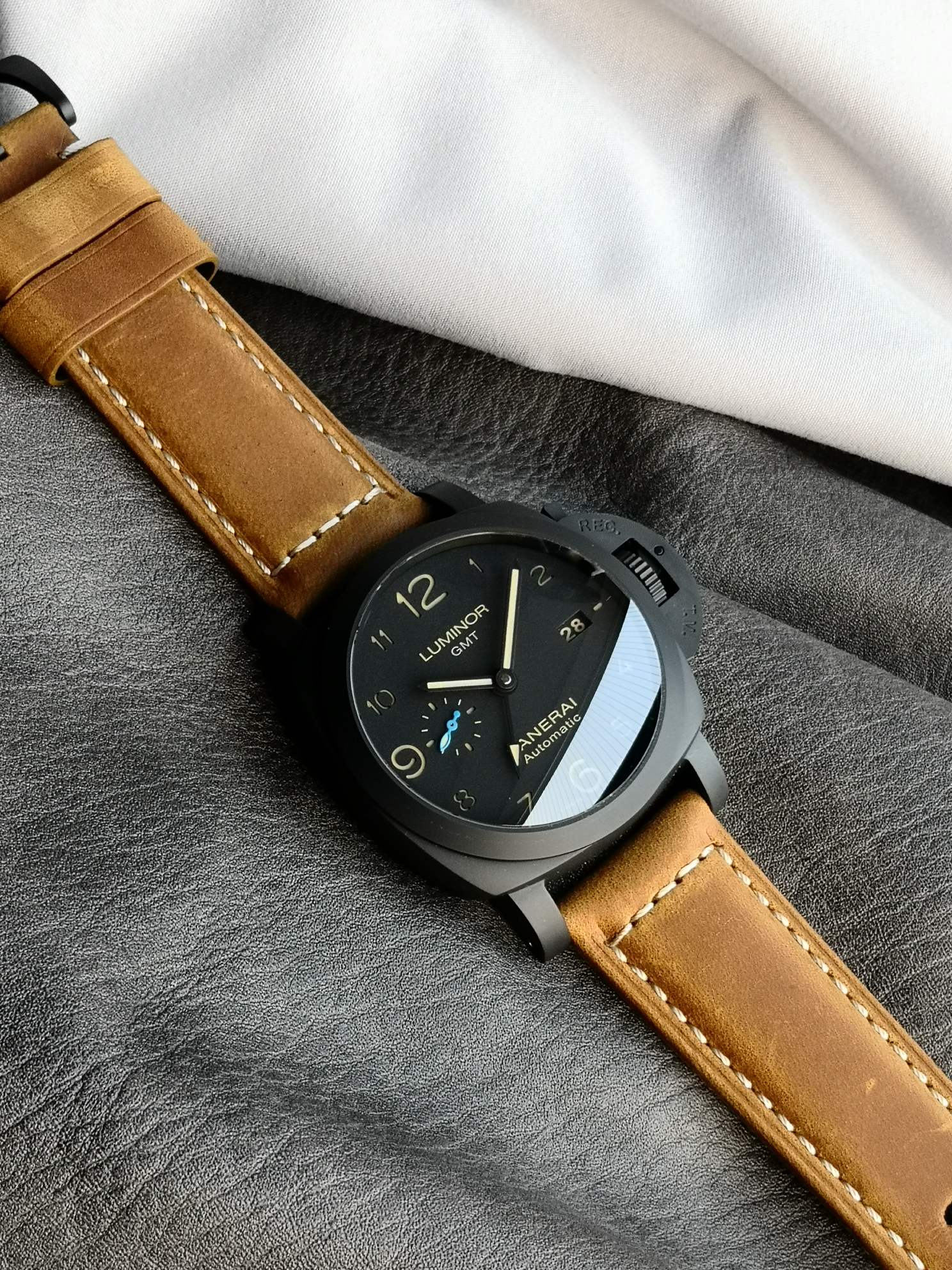 Panerai Vs :panerailuminor 1950 Pam01441 ,ceramicwatch Case, Watch Dial, Luminous .3 Date Display,9 9010 Mechanical,44