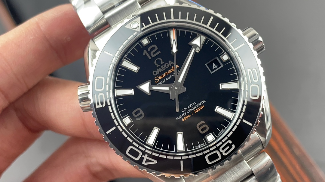 Omega 600 5 mm 8900 movement 1