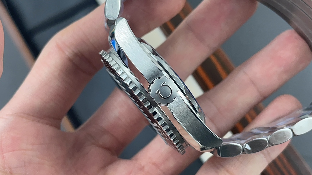 Omega 600 5 mm 8900 movement 1