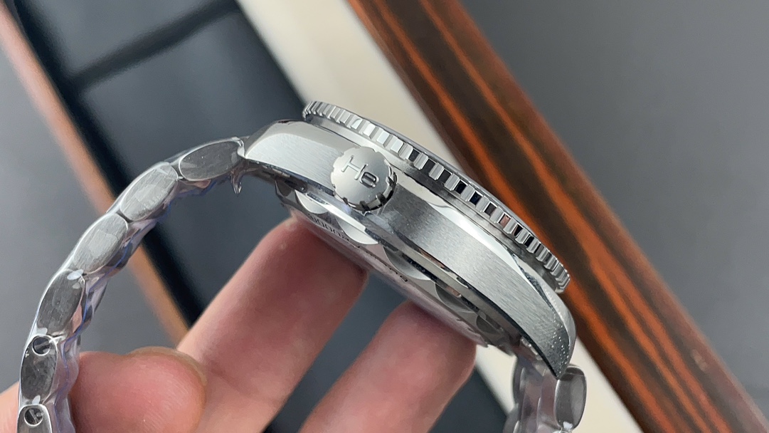 Omega 600 5 mm 8900 movement 1