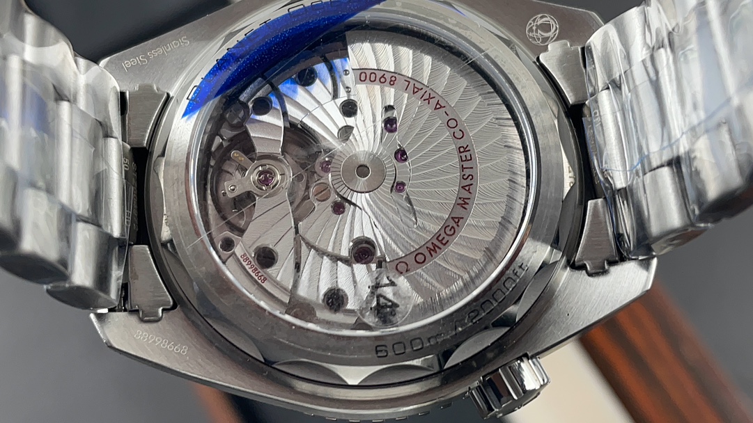 Omega 600 5 mm 8900 movement 1