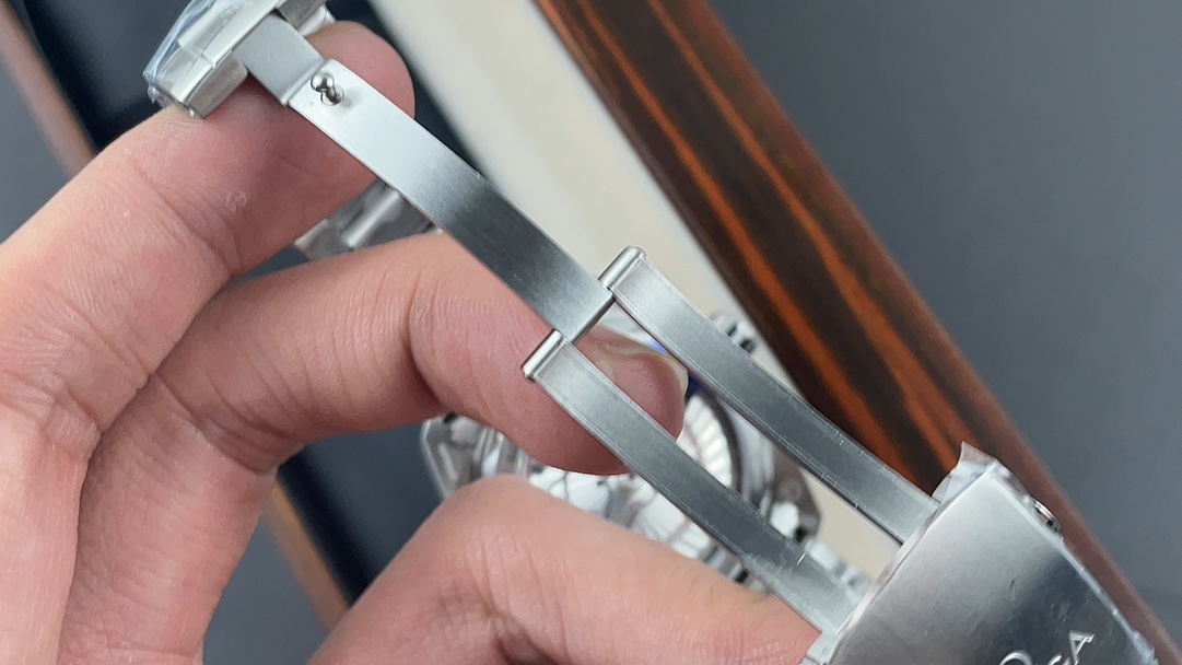 Omega 600 5 mm 8900 movement 1