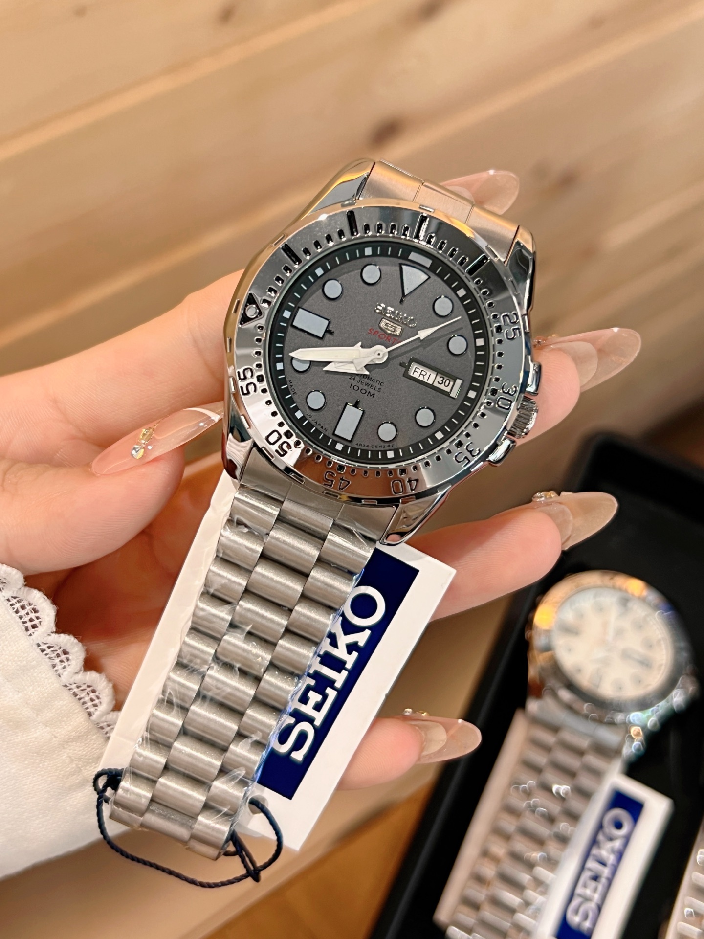 160 SEIKO Hardlex Crystal Powered by automatic mechanical movement.Diameter 40.6 mm Exhibition Case Back 316 Stainless Steel Case Original Buckle Minimalist & Stylish Elegant Lifestyle!_4