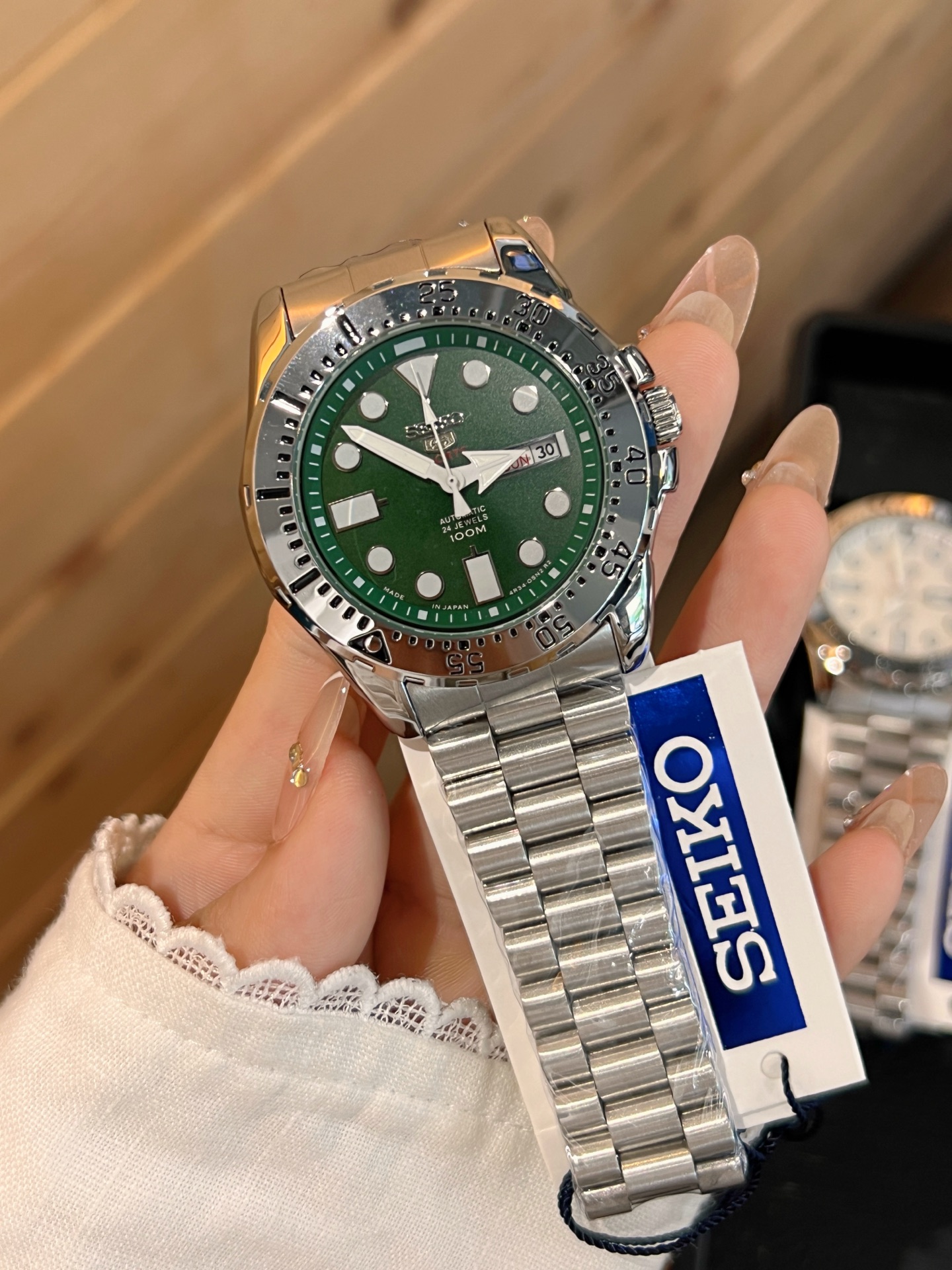 160 SEIKO Hardlex Crystal Powered by automatic mechanical movement.Diameter 40.6 mm Exhibition Case Back 316 Stainless Steel Case Original Buckle Minimalist & Stylish Elegant Lifestyle!_4