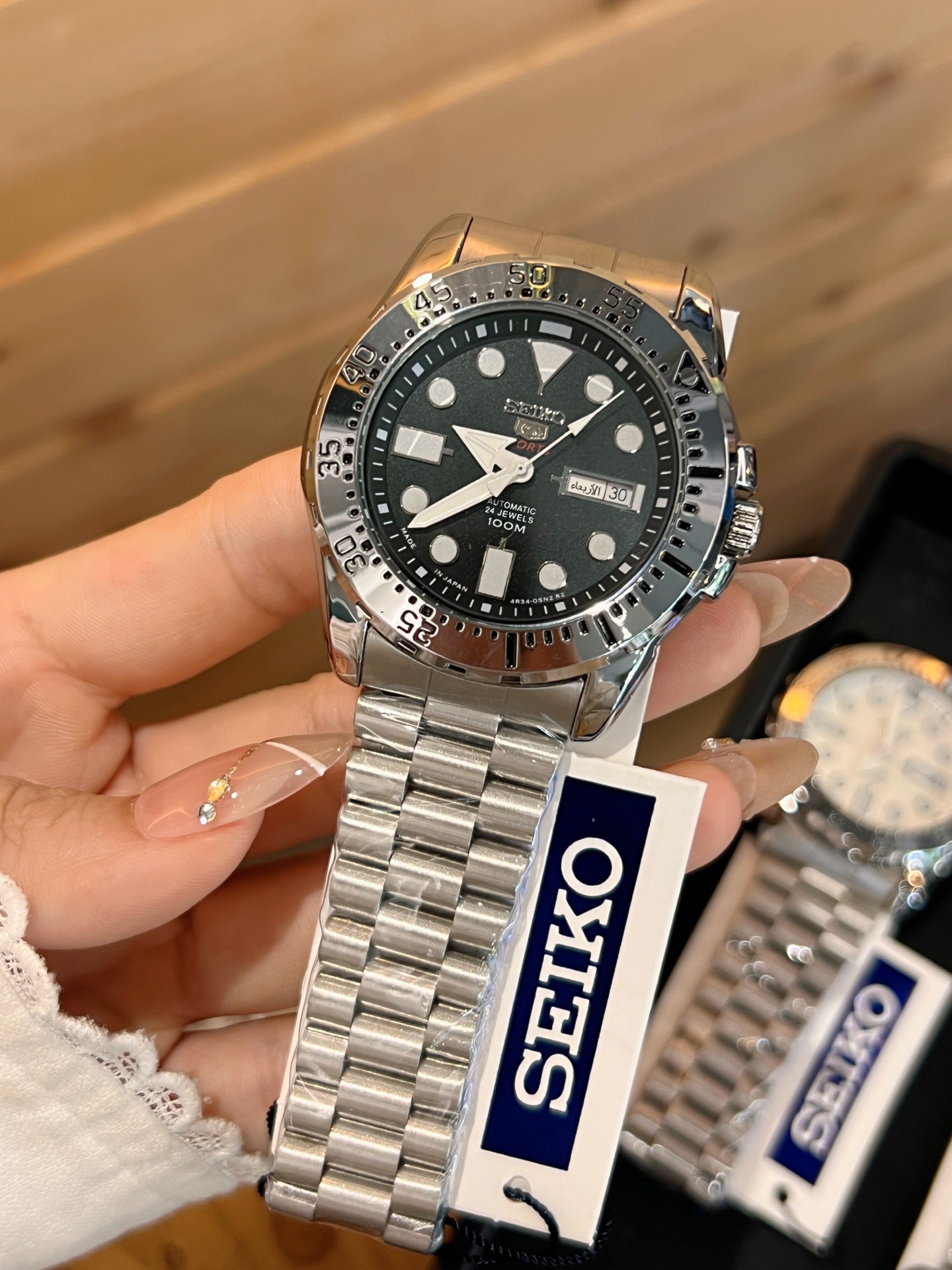 160 SEIKO Hardlex Crystal Powered by automatic mechanical movement.Diameter 40.6 mm Exhibition Case Back 316 Stainless Steel Case Original Buckle Minimalist & Stylish Elegant Lifestyle!_4