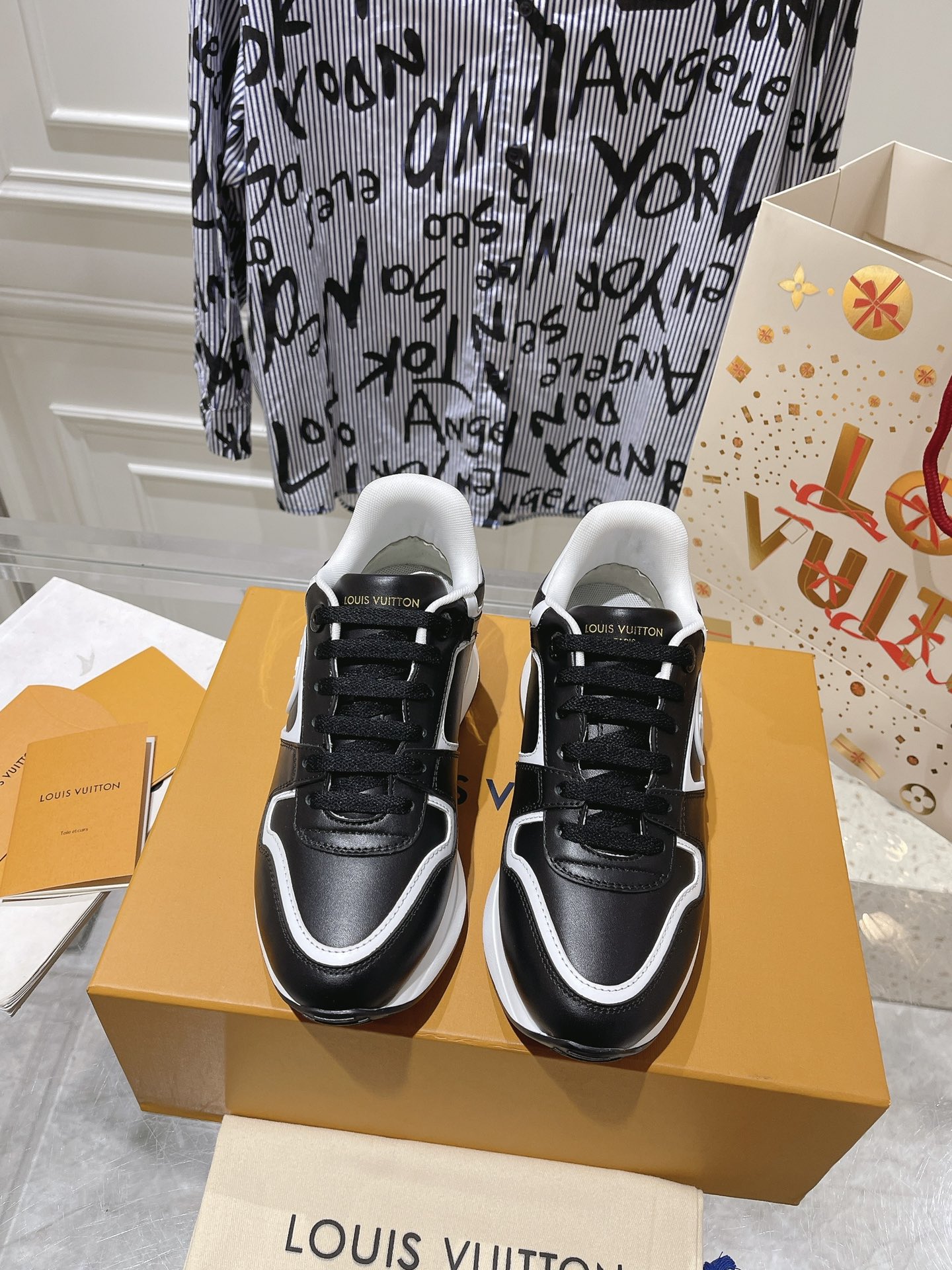 Louis Vuitton Couple Sneakers M-l-s