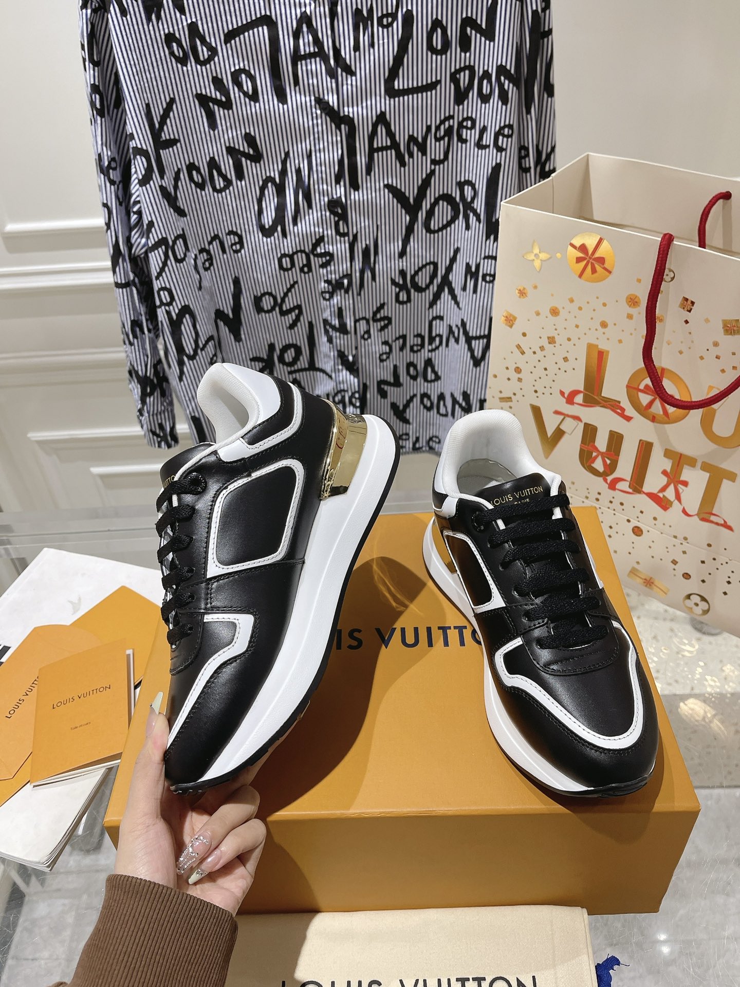 Louis Vuitton Couple Sneakers M-l-s