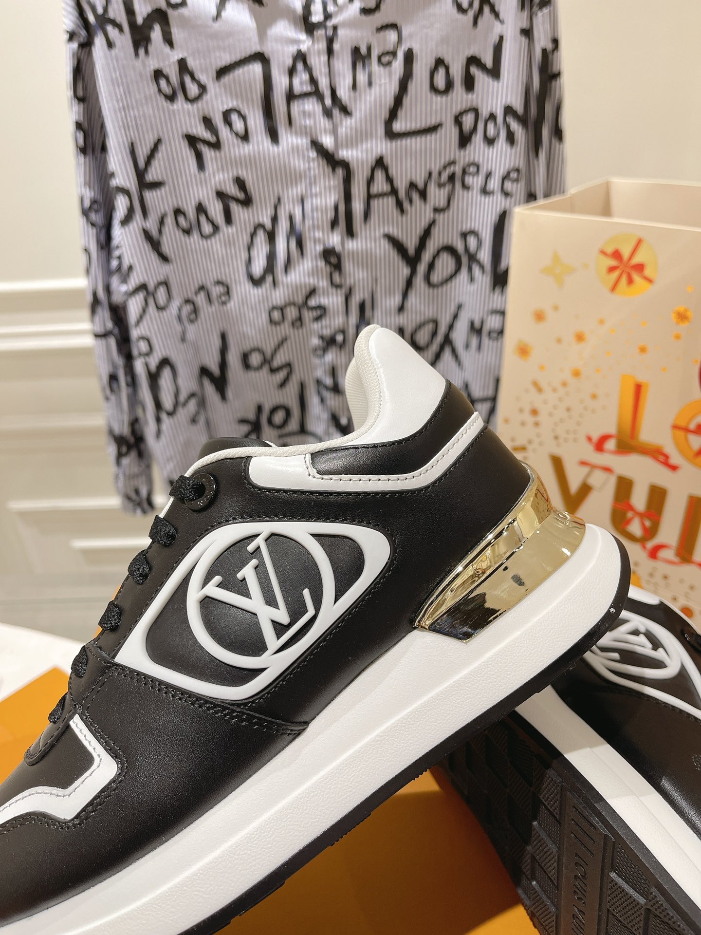 Louis Vuitton Couple Sneakers M-l-s