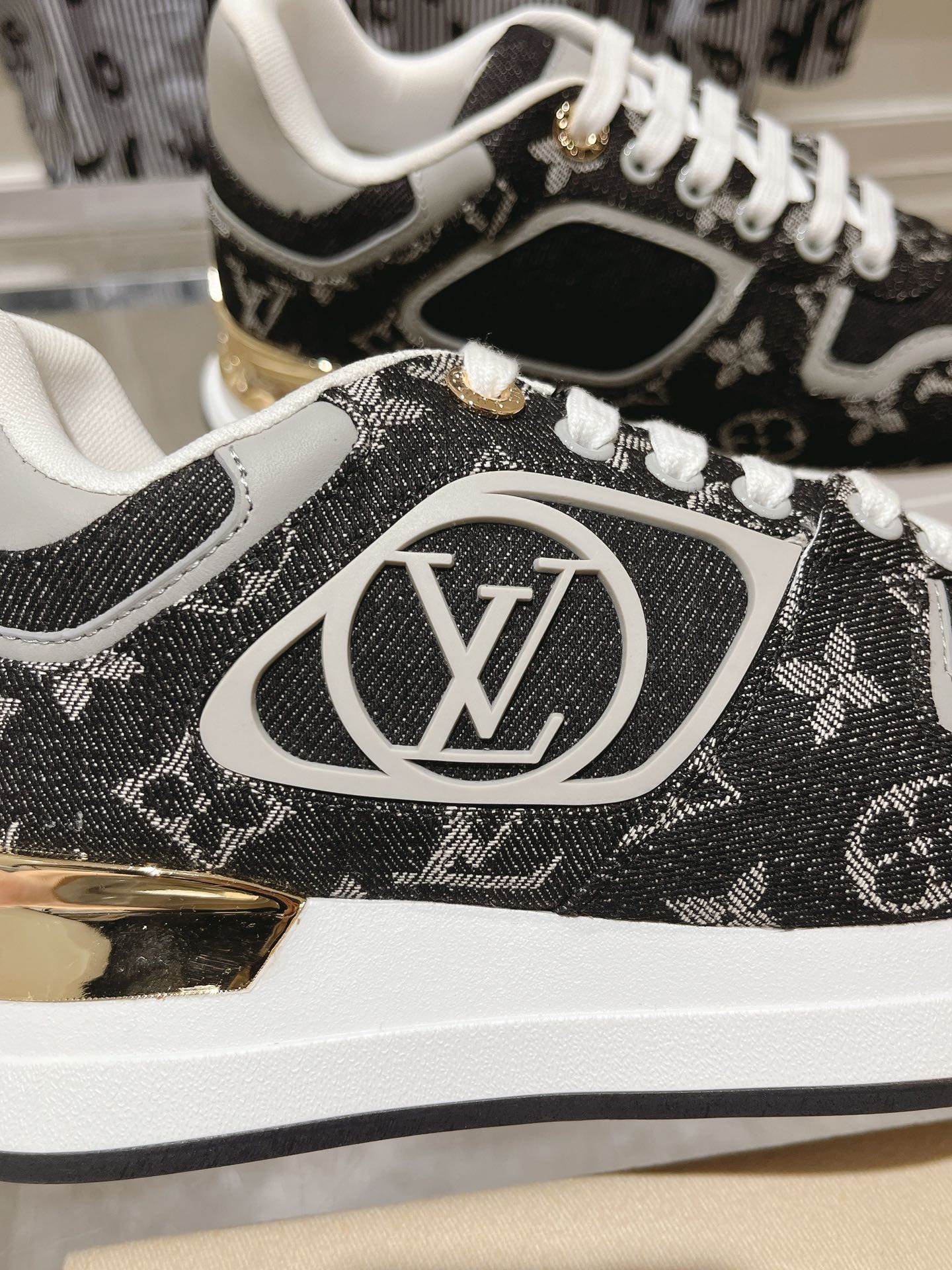 Louis Vuitton Couple Sneakers M-l-s