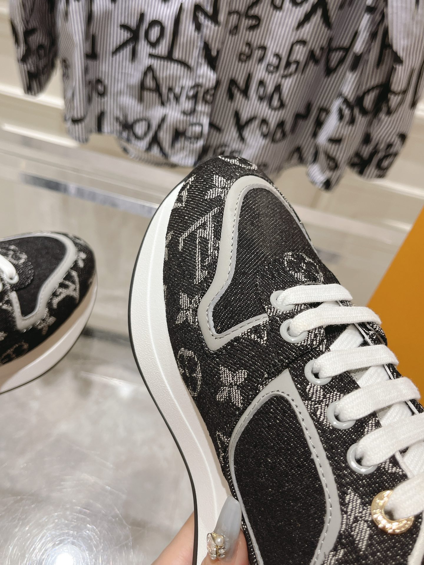 Louis Vuitton Couple Sneakers M-l-s