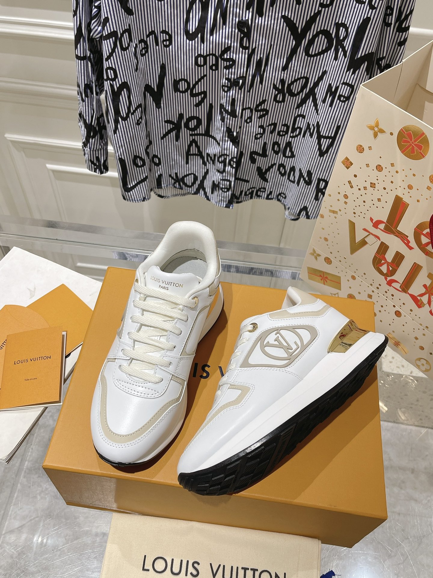 Louis Vuitton Couple Sneakers M-l-s