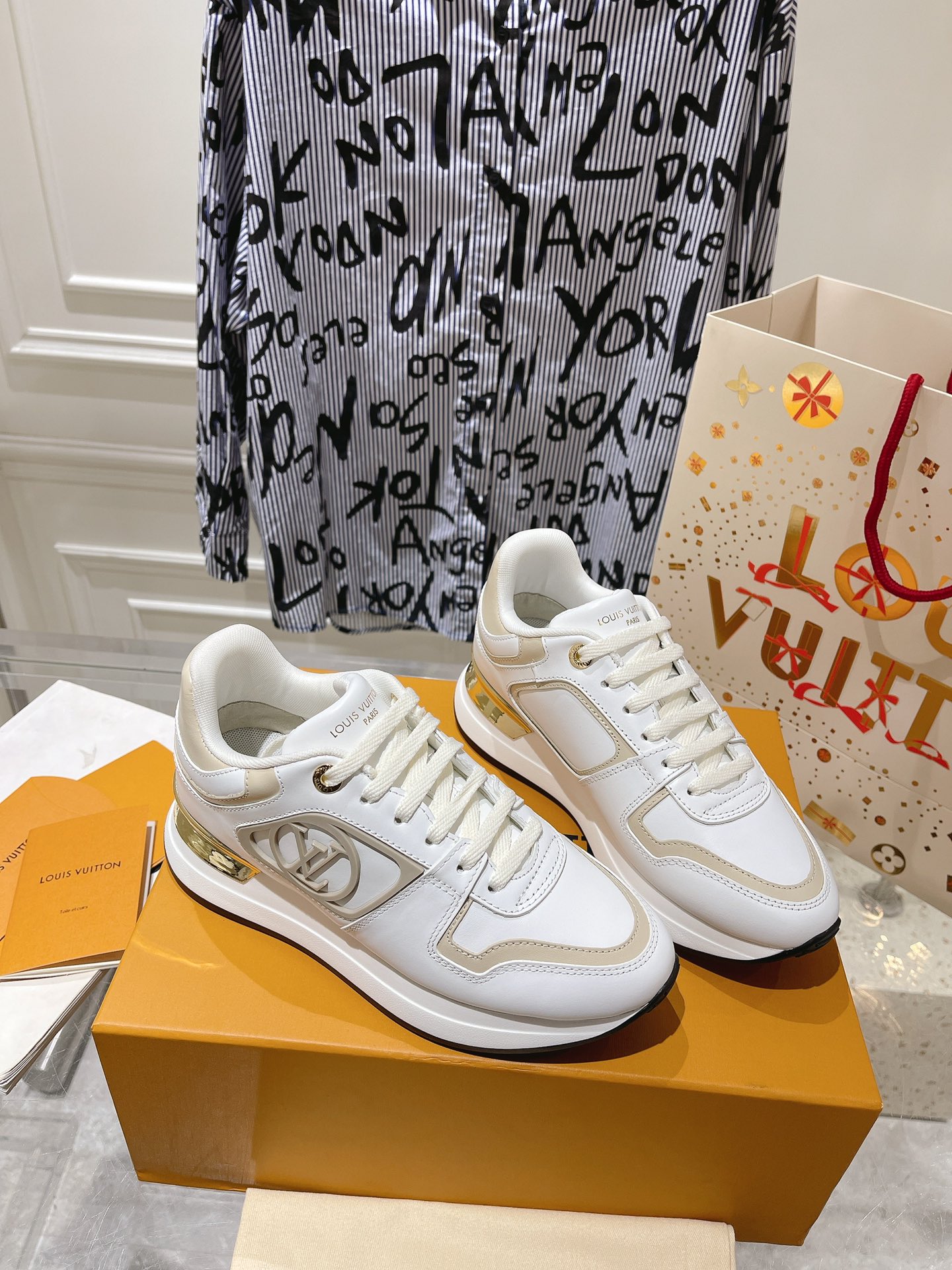 Louis Vuitton Couple Sneakers M-l-s
