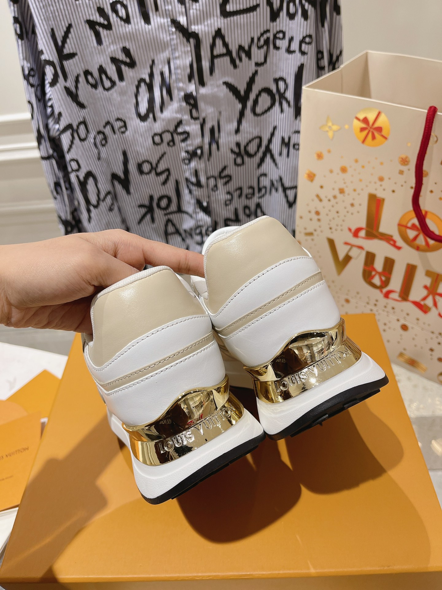 Louis Vuitton Couple Sneakers M-l-s