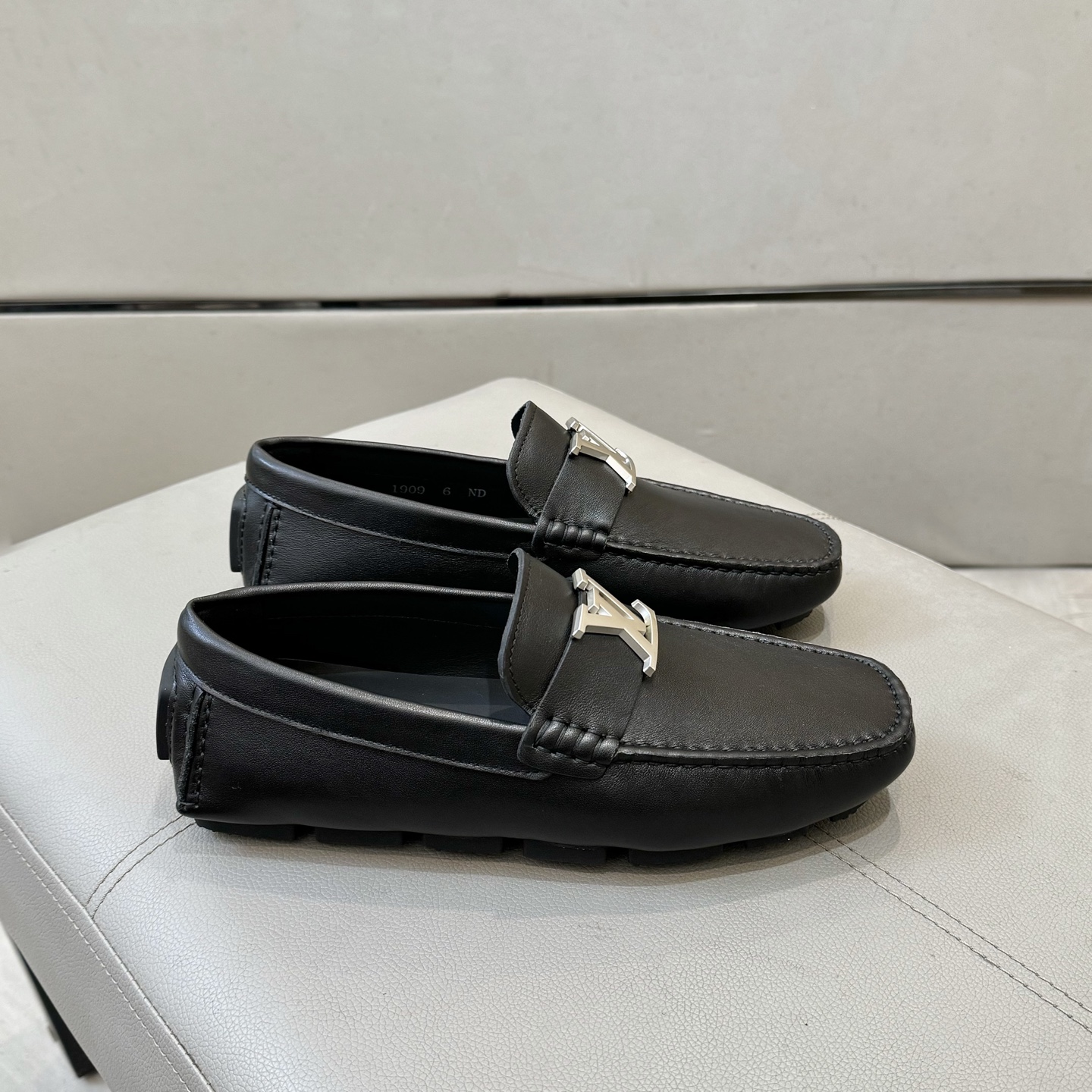 Louis Vuitton Male Loafers Cow Leather L