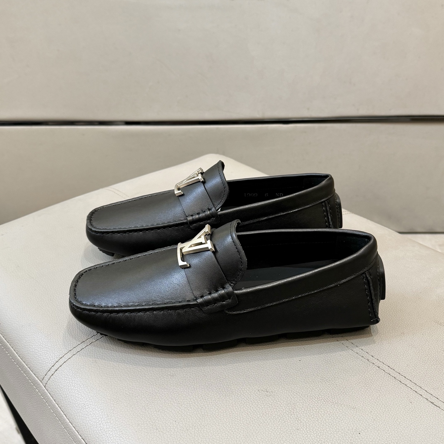 Louis Vuitton Male Loafers Cow Leather L