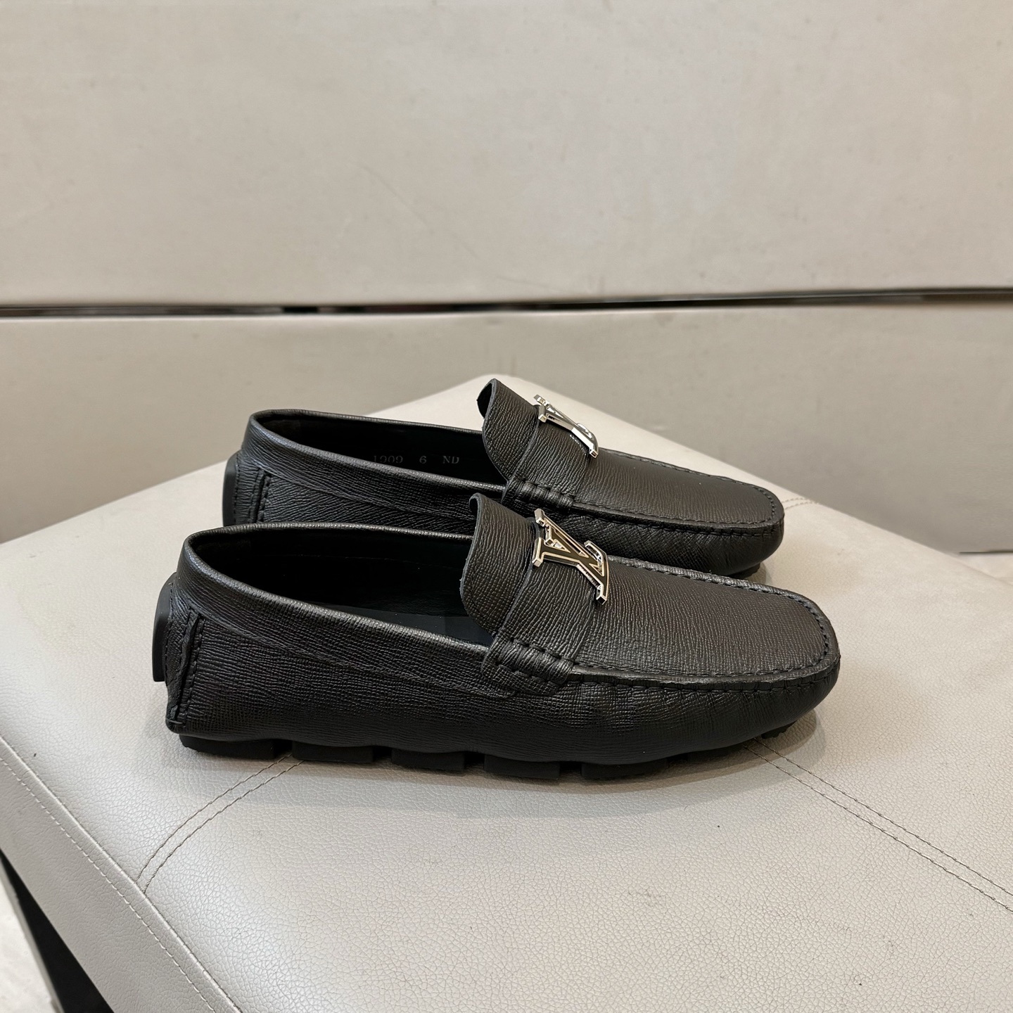 Louis Vuitton Male Loafers Cow Leather L