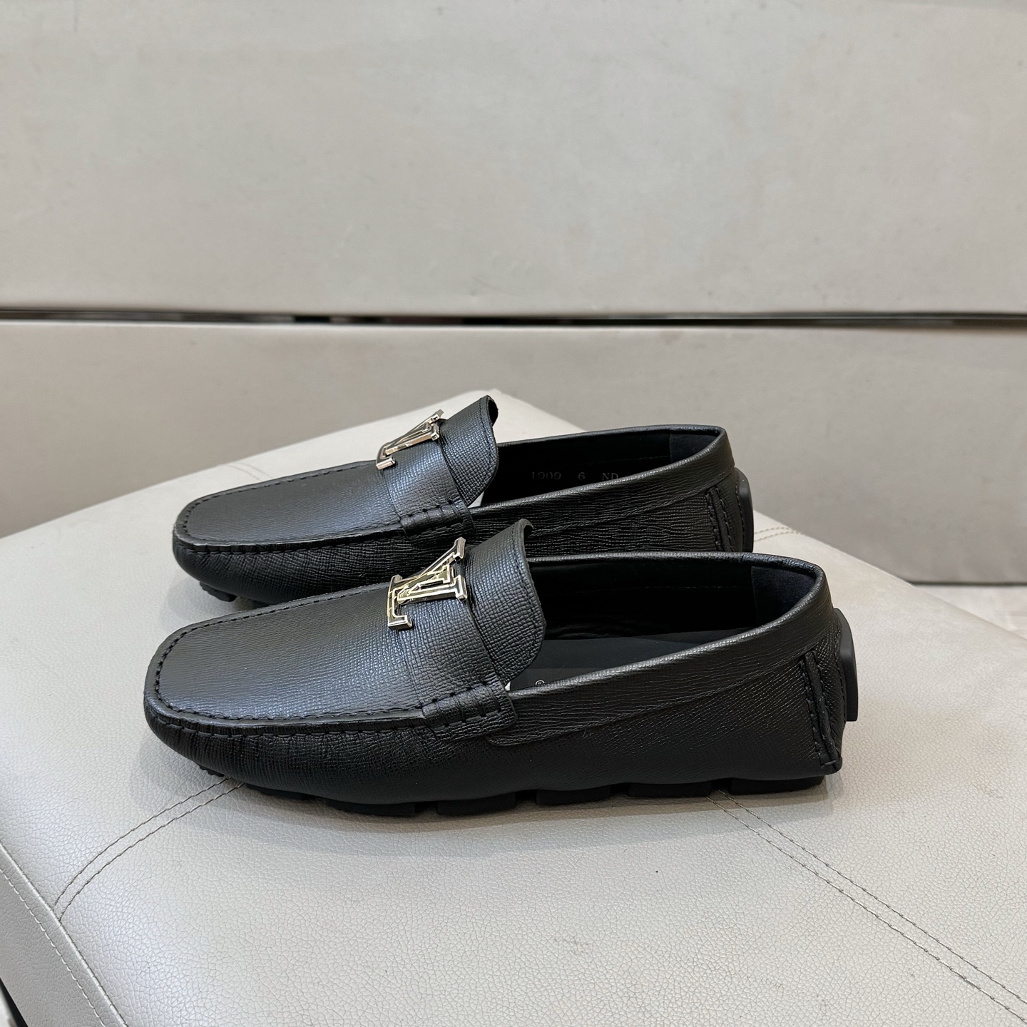 Louis Vuitton Male Loafers Cow Leather L
